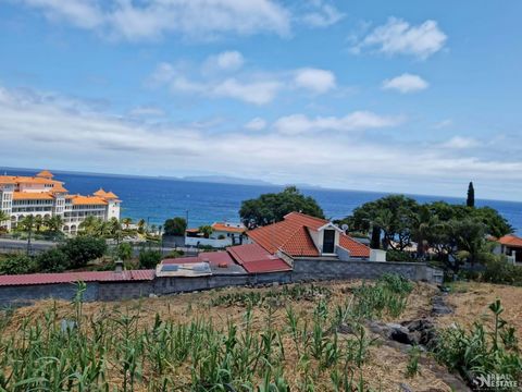 Located in Santa Cruz. Land located in the Caniço de Baixo area overlooking the sea, where we can observe the Atlantic Ocean. With a construction index, medium density (0.05) that allows us to build houses or small buildings. Its location is in a str...