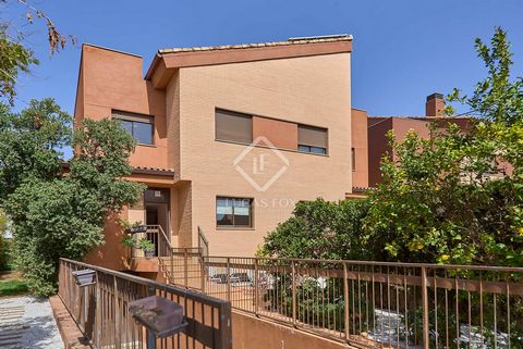 Lucas Fox presenta esta fantástica vivienda en excelentes condiciones, lista para entrar a vivir, en uno de los residenciales mejor valorados de Valencia. Se trata de una casa pareada con una parcela privada de 600 m², que forma parte de una urbaniza...