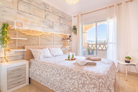 Exclusief appartement in Mijas Golf.. De accommodatie heeft 2 slaapkamers met een tweepersoonsbed en 2 eenpersoonsbedden, 2 badkamers met bad en douche, een volledig uitgeruste keuken, een grote woon-eetkamer en een terras waar u kunt genieten van ve...
