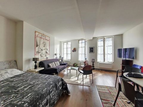 In Honfleur, in the Sainte Catherine district, let yourself be seduced by this magnificent 43 m² one-room apartment located on the ground floor of a small condominium of 4 apartments. the ground floor benefits from the use of a closed courtyard, acce...