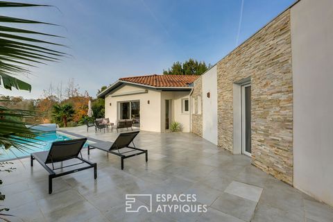 Only a few minutes from the Basque beaches and Biarritz, this magnificent contemporary villa of 151m2 was erected in Arbonne in 2011. It nestles in the quiet of a cul-de-sac to enjoy the view of the Rhune and lush wooded vegetation. The living room, ...
