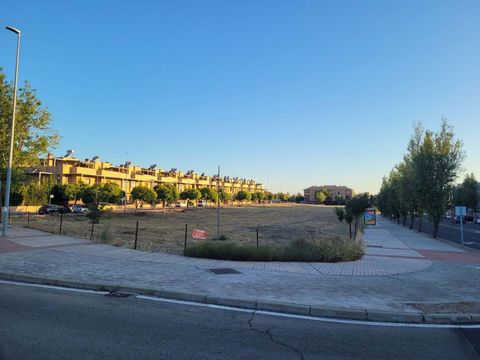 Solar urbano residencial situada en el municipio de Cáceres, capital de provincia. La parcela que constituye el activo es toda la Manzana denominada 11, que resultó de un desarrollo urbanístico. Es de forma trapezoidal, y con una superficie de 7.156 ...