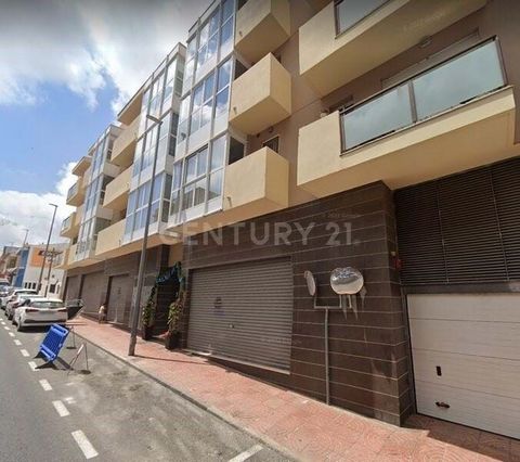 ¿Quieres comprar un local comercial en Benitachell, Alicante? Excelente oportunidad de adquirir en propiedad este local comercial con una superficie de 247,05m² ubicado en la localidad de Benitachell, Alicante. Dispone de buenos accesos y está bien c...