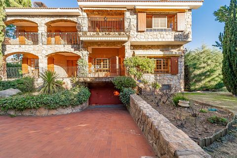 Spectacular detached house in the Northwest Sierra of the Community of Madrid. The house built on a 1800 m2 plot has an unbeatable charm, it is cozy, comfortable, magical, as soon as you get to know it you will love it. The facade is made of stone, w...