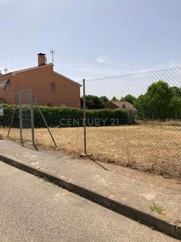 Build your dream home to suit you and enjoy it with your family as well as educating your children in a quiet space away from the noisy cities. Plot of urban land located in the area of Santa Águeda, in the municipality of Villanueva de la Torre. The...