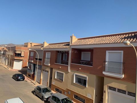 Semi-detached house in La Curva, Adra with central air conditioning, high-security front door, and security system. It will be left with a high percentage of furnished and solid wood doors. Independent kitchen equipped with basic electrical appliance...