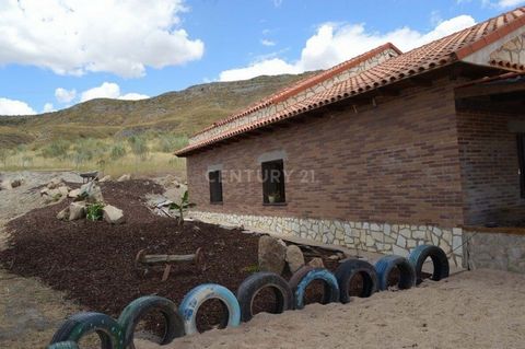 Do you want to live in total tranquility in the middle of the countryside? Well, we have a rustic finca for you, with a fully renovated construction, which can be your home or rural business. With a lot of countryside to enjoy nature, with its own po...