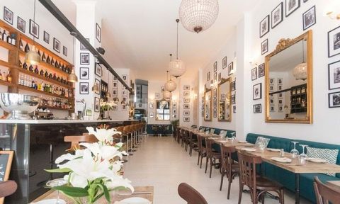 To rent in the center of Santa Eulalia, Bistrot 17 restaurant. Currently operating, you can enjoy refreshing cocktails, high-level cuisine and a creative atmosphere inside and outside. Like a bistro in France, you can have a glass of champagne, and l...