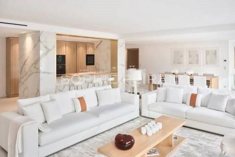 Magnificent apartment of 316 m² on two floors with a garden and a terrace of 200 m². The apartment was completely renovated in 2020 and is located in a luxury residence with swimming pool and caretaker. It is composed of a large living room of more t...