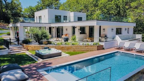 This contemporary south-facing property offering 422.48 sqm of living space is hidden from view in 6700 sqm of wooded grounds with an 11 x 4 metre overflow swimming pool located in a residential neighbourhood benefiting from easy access to the intern...