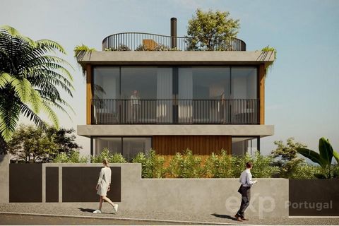 Urban land with paid infrastructures, project and specialties approved by the Câmara de Almada. The project, with its unique architectural lines, was designed by the famous architect Pedro Mariguesa. He is developing a magnificent T4 villa with its R...