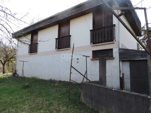Chignin House with open views on 1270 m² of flat land. It comprises entrance, kitchen, dining room, living room, 3 bedrooms, bathroom. Cellar and garage. Self-contained studio. Work to be done. Contact: ...