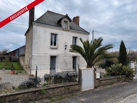 his country house is on the Angers/Rennes axis. On the ground floor there is a kitchen with a fireplace, a living room, a bedroom and a bathroom. Upstairs are two bedrooms and a convertible attic. A laundry room and garage adjoining the house with it...