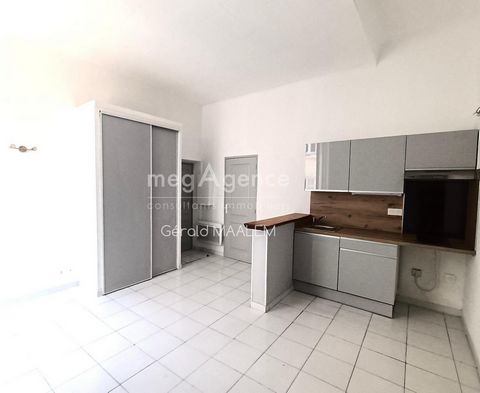 Refurbished 23m² studio, located in the city center of Draguignan. It is composed of a living room with cupboard, an open fitted kitchen and a bathroom, all with high ceilings. Ideal for a first purchase or rental investment.