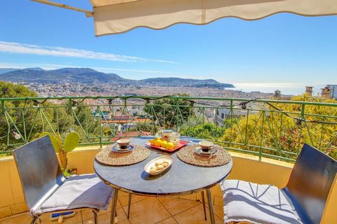 This beautiful Art Deco villa facing south-east consists of two levels, and is located in the Parc lmperial area of Nice. It has a terraced garden of 522 m2 with great potential. Panoramic views of the sea and the city!The charming garden has a spaci...