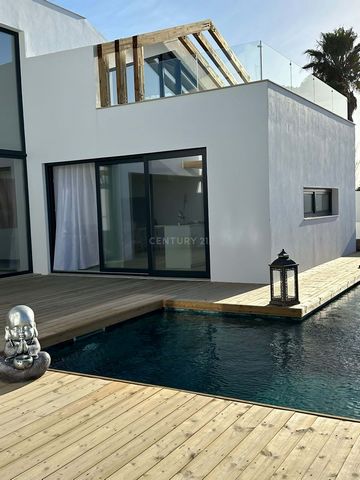 Venez voir une incroyable nouvelle villa à vendre dans la magnifique Praia do Carvalhal, située à seulement 800 mètres de la plage. Cette propriété spacieuse et moderne dispose d'un total de trois suites, offrant confort et intimité à tous les réside...