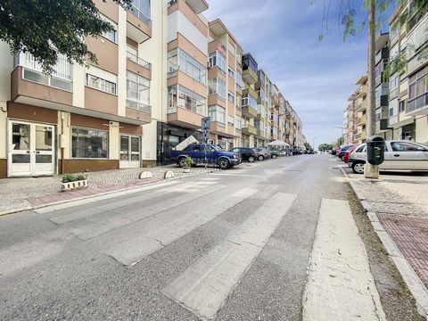 Looking for a space to be able to have your own business? I present to you this store with 72m2 located in one of the busiest streets in Torre da Marinha, where you will help to promote your own business, since it is located next to the market in Tor...