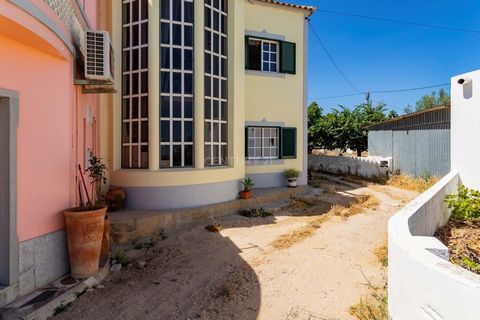 In a unique and privileged location in Sítio do Pinheiro - Luz de Tavira, you will find this 4 bedroom house with backyard and garage. With 131m2 of floor space, the 2-storey house has a living room, bathroom, kitchen, 2 bedrooms, garage and backyard...