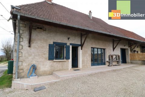 Near Mont sous Vaudrey, for sale an old farmhouse entirely renovated, on one level, quiet, 5 rooms, 95m² living space, large outbuilding on beautiful 1300m² grounds. The living area comprises an entrance hall opening onto a traditional kitchen of 22m...