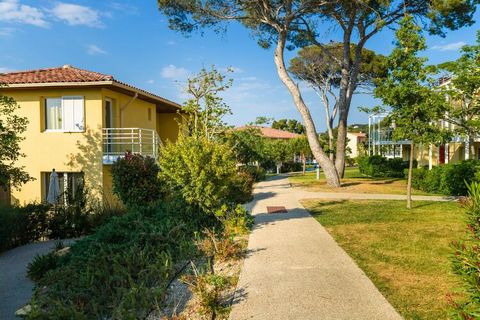 This nice apartment is located in the 4-star residence Les Terrasses des Embiez. It is located in the harbour district of Le Brusc in Six-Fours-Les-Plages, about 200 m from the first shops. The sandy beach is 500 m away; approx. a 10-minute walk. The...