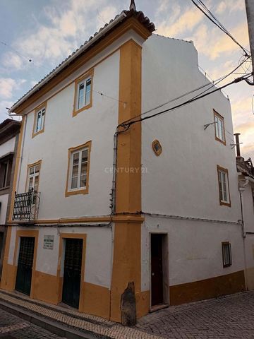 Building located in the heart of the historic center of Elvas, next to the main pedestrian artery, and just a few minutes from Praça da República, close to shops, numerous services, monuments, the property has the advantage of being very close to pub...