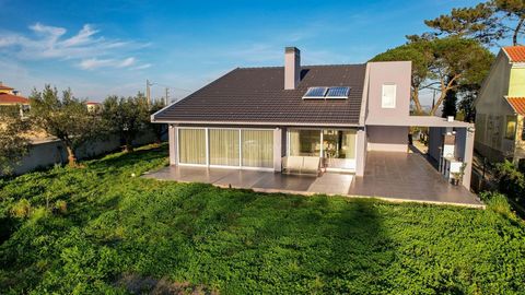 4 bedroom villa, located in a privileged area of Venda do Pinheiro (just 20 minutes from Lisbon), offering a perfect combination between a more cosmopolitan lifestyle and an environment of nature and tranquility. It is located on a generous plot of 1...