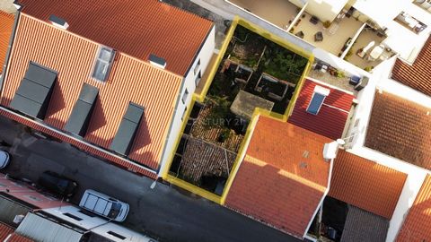 Situé sur la Rua Domigos Dias Machado, en plein centre de Mafra, vous pouvez construire la maison de vos rêves. Projet approuvé pour la construction d’une maison de 2 chambres, avec 2 suites, et patio. Tout pour que vous puissiez vivre à quelques pas...