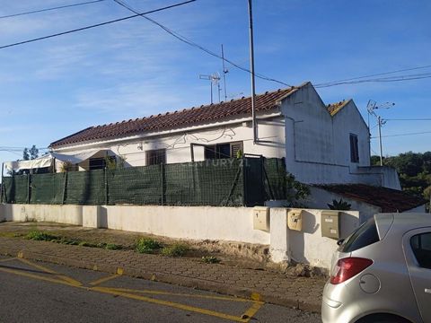 DON'T MISS THIS GREAT OPPORTUNITY! FARM WITH SPACIOUS HOUSE WITH VARIOUS ATTACHMENTS AND SURROUNDING LAND OF 0.616 hectares AND LARGE PARKING, SEVERAL PLANTATIONS, WATER AND ELECTRICITY VERY WELL LOCATED IN A QUIET AREA IN THE CITY OF PORTIMÃO CLOSE ...