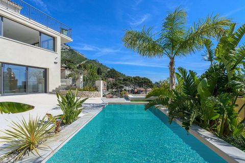 Located in Toulon, this exceptional property offers panoramic views of the city, the sea, and Mont Faron. Built in 1935 and completely renovated in 2023, it offers spacious living space spread over three levels. The first floor comprises a large livi...