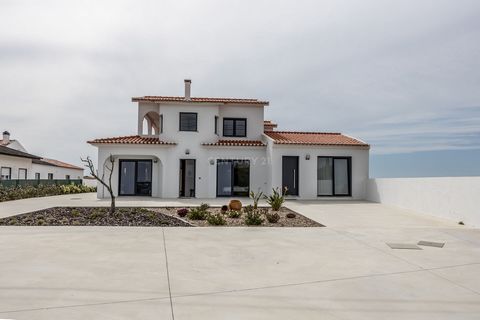 DESCRIPTION: Villa with 4 bedrooms completely renovated and modernized on a plot of 2,180m2, with garage, barbecue and annex adapted with 2 suites, each with independent entrances. Just 3km from Porto Dinheiro Beach and 4km from the village of Lourin...