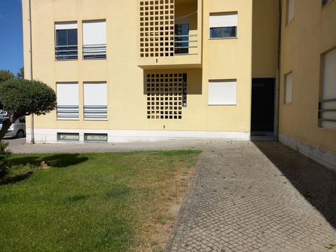 Appartement de 4 chambres d’une superficie brute de 112m2 situé à Alter do Chão. La propriété est au centre du village, à distance de marche de l’aire de jeux pour enfants et sportives, des piscines municipales, de l’école et d’autres petits commerce...