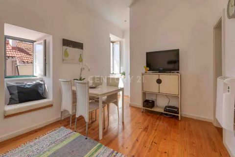 Fantastic 2 bedroom duplex apartment on the banks of the Tagus River, completely refurbished with superior quality finishes. Apartment with excellent sun exposure and river view. It is sold with equipped kitchen, furnished and decorated. Fantastic lo...