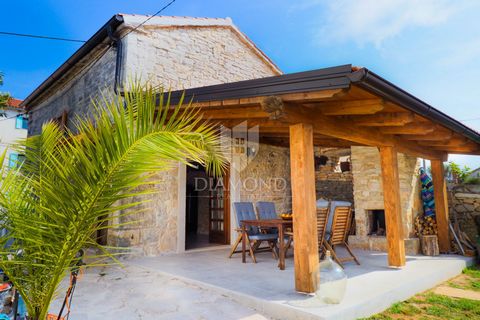 Location: Istarska županija, Kanfanar, Kanfanar. Istria, Rovinj, Kanfanar In the heart of the idyllic Istrian landscape lies this beautiful detached stone house, providing the perfect escape for nature and peace enthusiasts. The house was completely ...