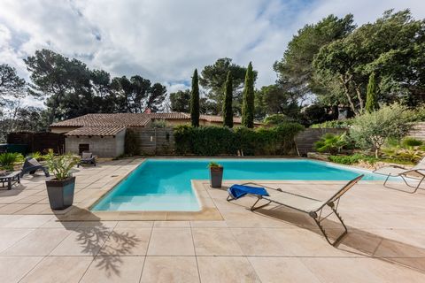 Villa muito bonita aninhada em pinhais, na área altamente procurada do Château de Boissières, com uma superfície de cerca de 188m2 de espaço de estar, com salas de estar que se abrem para um grande terraço de cerca de 100m2 azulejos com piscina tradi...