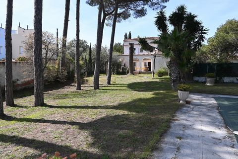 In a quiet area, magnificent wooded plot of 1,050 m2, overlooking two streets: the Comprodón and the Barcelona, is building a villa from the 1970s composed of an entrance hall, living room, independent kitchen, 3 bedrooms, bathroom, terrace, splendid...