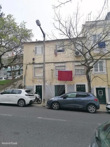 Building in full ownership in the Estrela/Alcantara area. Building, for recovery, with 2 fronts 1 commercial fraction and 2 T2 apartments. The building consists of 3 floors. On the ground floor, there is the store with an entrance on Rua Possidónio d...