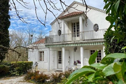 Discover this charming mid-19th century property, just 15 kilometres from the centre of Bordeaux, nestling in a verdant setting. Set in a large plot of 6500m2, you will appreciate the wooded area as well as the formal garden and a row of hundred-year...