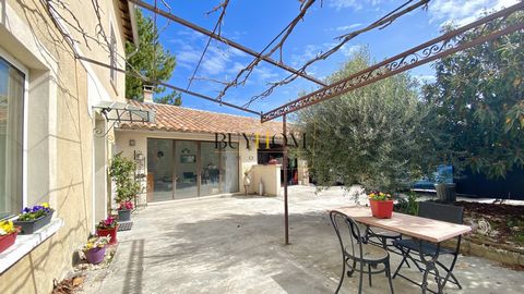 Discover this magnificent property of 160 m2 on a plot of 500 m2 located in an enchanting setting, close to the town centre of the charming village of Le Thor. This charming house, bathed in light and facing south, offers a real haven of peace. Featu...