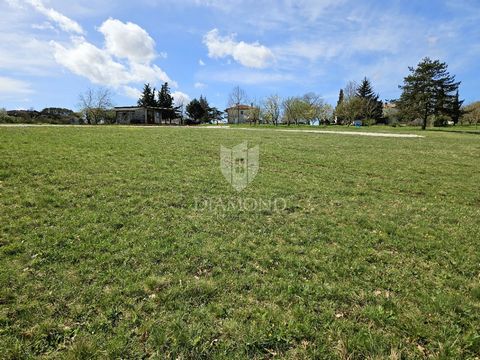 Location: Istarska županija, Poreč, Poreč. Poreč area, building land ideal for living in a quiet place! This fantastic building plot is for sale in a quiet place only 15 minutes' drive from the city of Poreč and its beaches. Due to its position, the ...