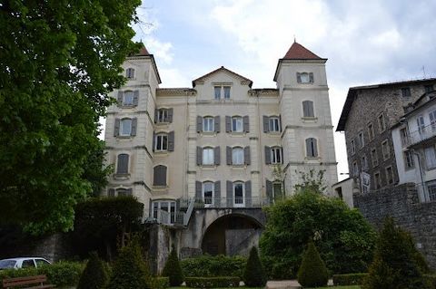 Au centre d'une petite cité de l'Ardèche Plein-Coeur, un hôtel particulier du 19ème siècle transformé en immeuble de rapport. Il s'agit d'un hôtel particulier construit au 19ème siècle qui dispose d'une aire de stationnement privée de dix places. De ...