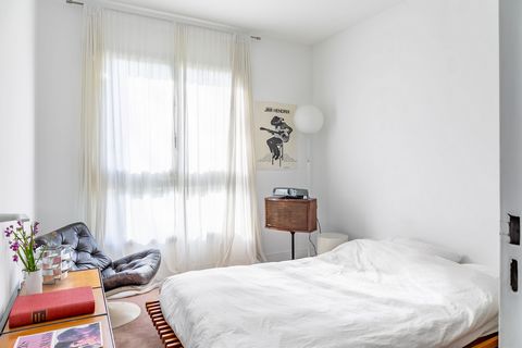 Located in a building dating from 1974, this space is extremely bright, offering breathtaking views of the sunset from the main room. Parisian apartment in Belleville with mid-century design furniture, complemented by an extensive collection of art, ...