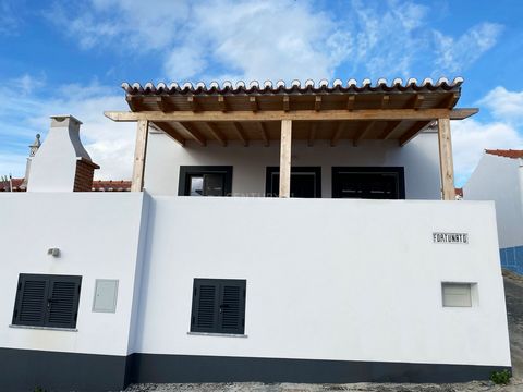 Nieuw huis met 1 slaapkamer, helemaal opnieuw gebouwd met materialen van uitstekende kwaliteit, groot van formaat en zeer zonnig. Verkocht samen met een rustiek land van 680 m2 met wijngaarden aan de voorkant van het huis. Gelegen in Cortes Pereiras ...