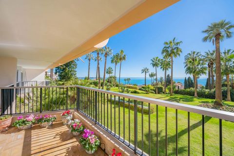 In a quiet, leafy residence of the highest standard, this beautiful apartment offers a magnificent sea view. The flat has a large entrance hall with a kitchen area, a living room opening onto a large terrace with sea views. On the sleeping area side,...