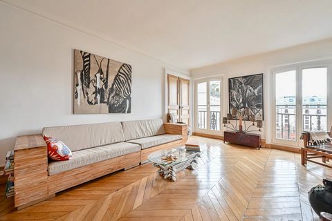 Bright apartment, Paris 1st between la Bourse de Commerce and le Centre Pompidou On the 5th floor with lift access, this walk-through flat comprises an entrance gallery, a living room with a balcony, a kitchen/diner, 2 bedrooms including a master sui...