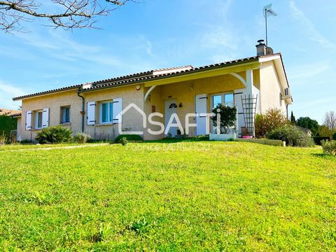 Fabrice Merilhou offers you in the charming town of Casteljaloux, this house benefits from an ideal location. Close to all amenities, it offers easy access to the city's shops, restaurants and educational establishments. With its many points of inter...