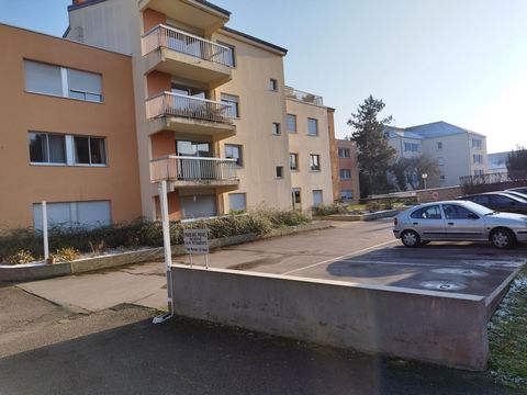 Large apartment in Chalon sur Saône in the sought-after area of ??Saint-Jean-des-Vignes You will be delighted by its large spaces: Living/dining room of 35m², a kitchen of 12m², two bedrooms of 12 and 14m², bathroom of 5m², a separate toilet, an East...