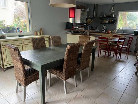 Morbihan, HENNEBONT (56700), maison contemporaine avec 4 chambres et un jardin paysagé. Cette maison vous offre un grand espace de vie avec sa cuisine ouverte sur la salle à manger. Nous avons un coin salon avec un poêle à bois. Sur un demi niveau, l...