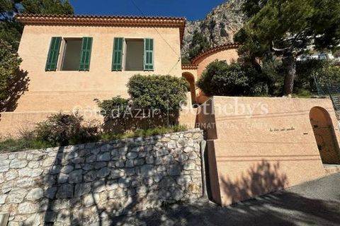 EXCLUSIVITY: In Eze Bord de Mer, a charming villa awaits you on Avenue de la Mer, just a few steps from the beaches and in a peaceful setting. Offering stunning sea views from its two large terraces, as well as a flower-filled garden and large detach...