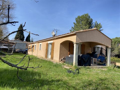 In a village in the Upper Aude Valley, near Couiza, single-storey villa composed of a fitted kitchen open to living room, three bedrooms, bathroom, garage. Covered terrace. Wood stove in the living room, fenced land, electric gate, wood shed.