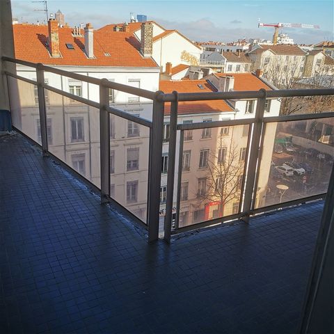 LYON 7 NEAR QUAIS DU RHONE: T4 crossing on a high floor with elevator in a building from the 50s on its land. Living room of 43 m2 (possibility of creating an additional bedroom), independent kitchen of 11 m2 with an adjoining pantry of 4.5 m2 (not i...